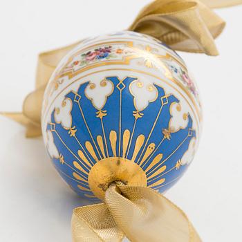 Dekorationsägg, porslin, Ryssland, kring sekelskiftet 1900.