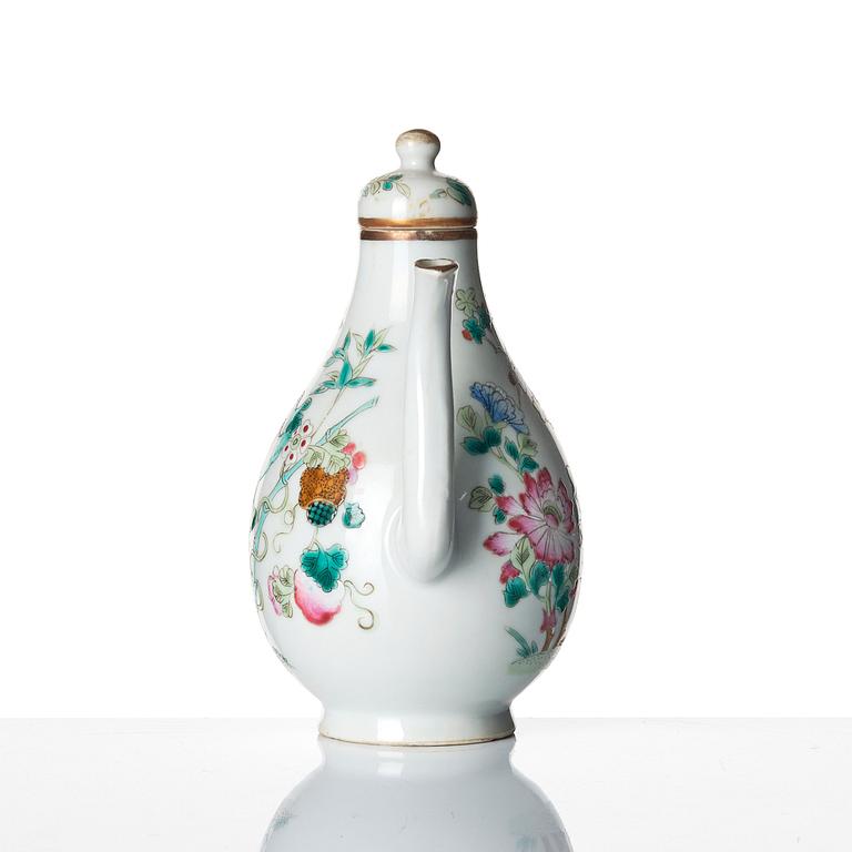 A famille rose pot with cover, late Qing dynasty, 19th Century.