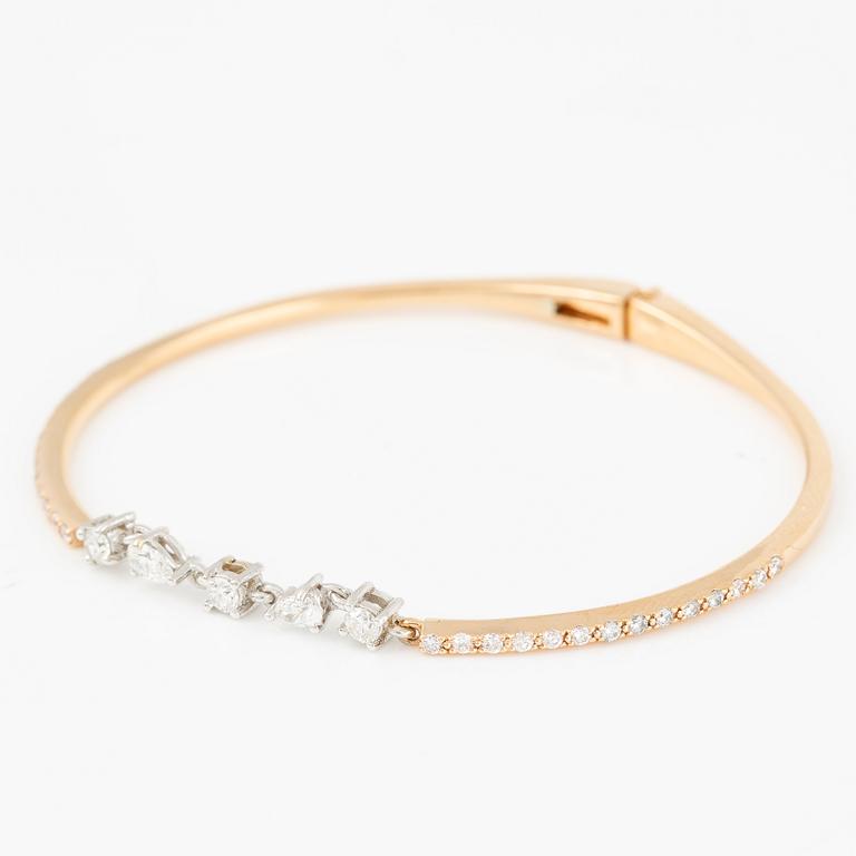 Bracelet in 18K gold with pear-shaped and brilliant-cut diamonds.