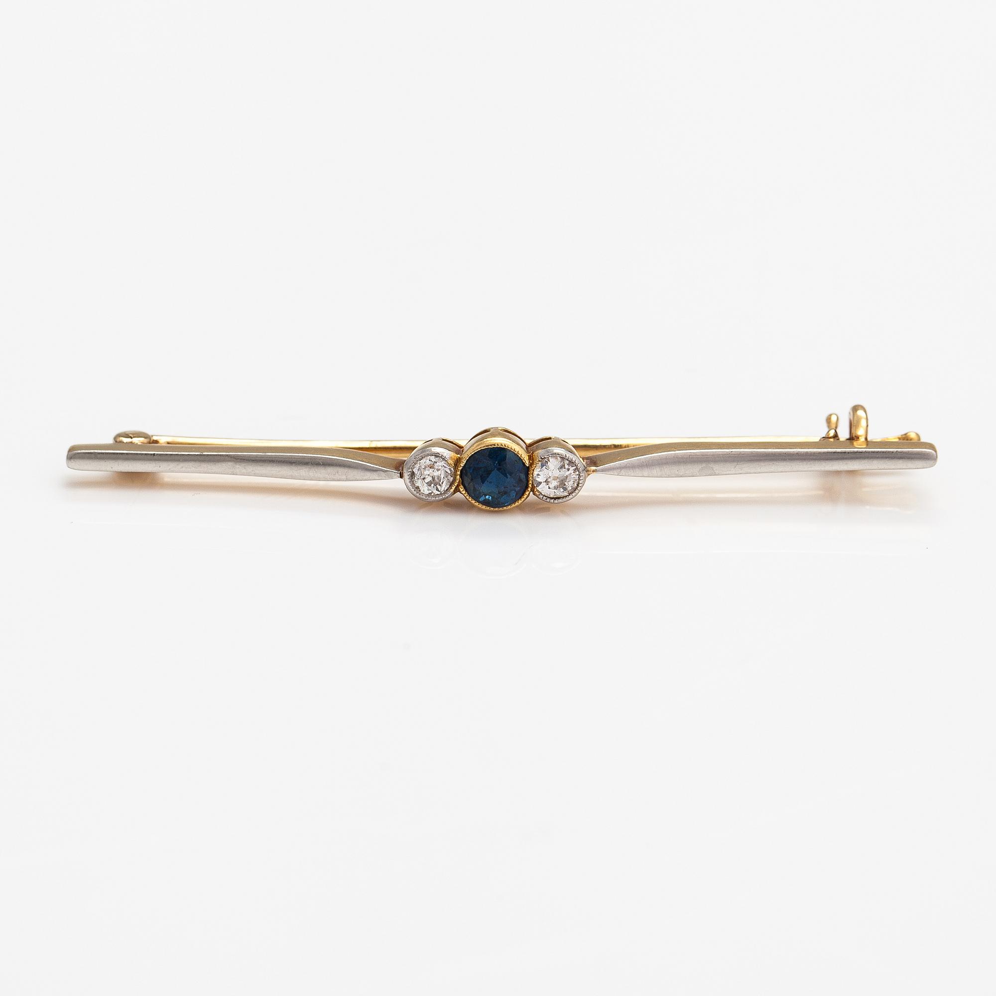 A 17-18K gold brooch with a sapphire and old-cut diamonds ca. 0.40 ct in total.