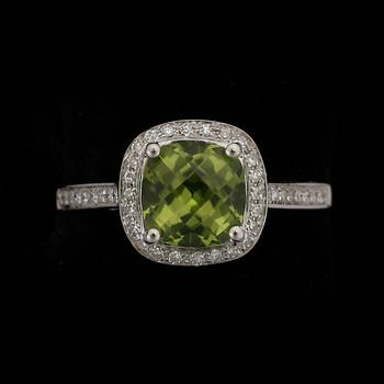 RING, 14k vitguld med peridot ca2,20ct och diamanter tot ca0,21ct.