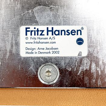 Arne Jacobsen a "Svanen" (Swan) leather swivel chair for Fritz Hansen dated 2002.