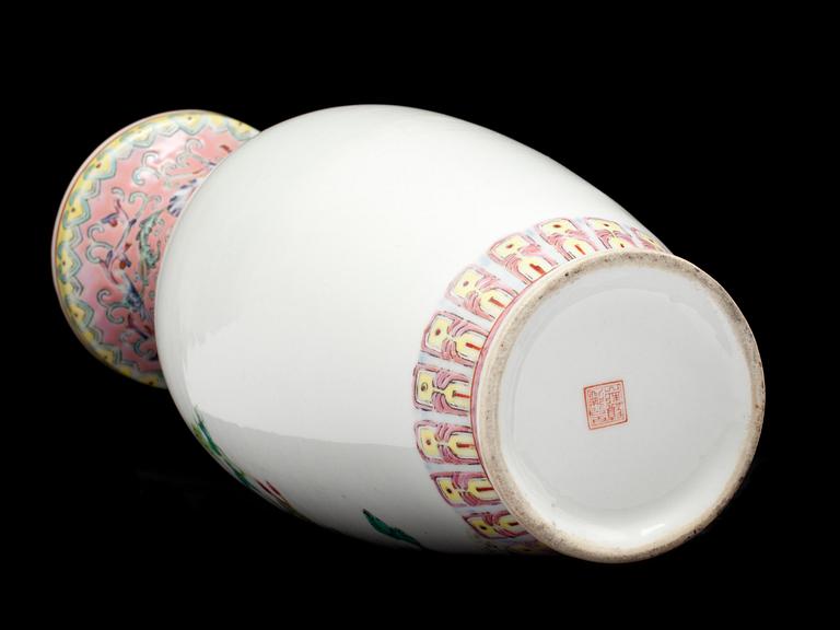 VAS, porslin. Kina, 1900-tal.