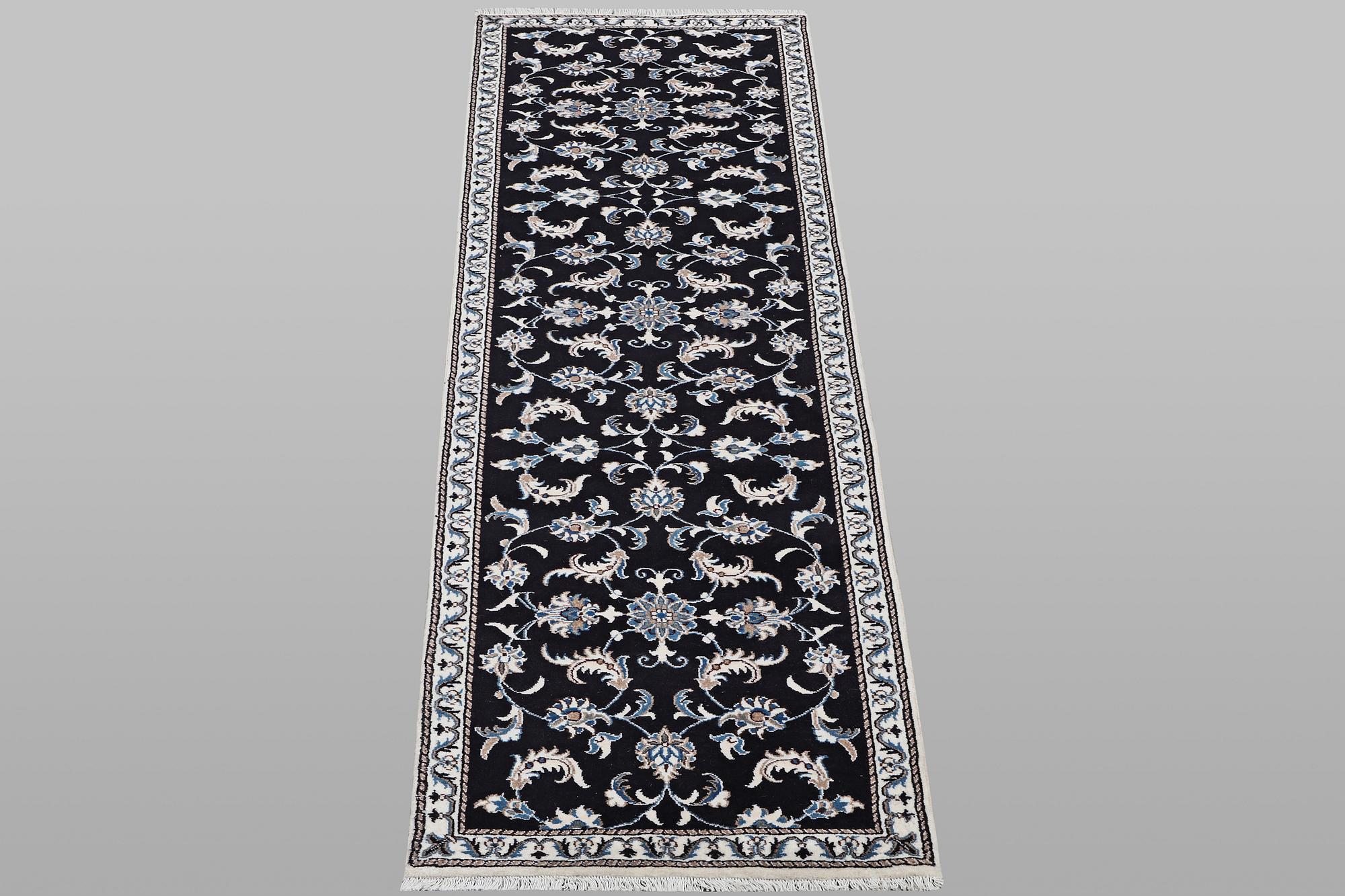 Gallerimatta, Nain, part silk, ca 293 x 77 cm.