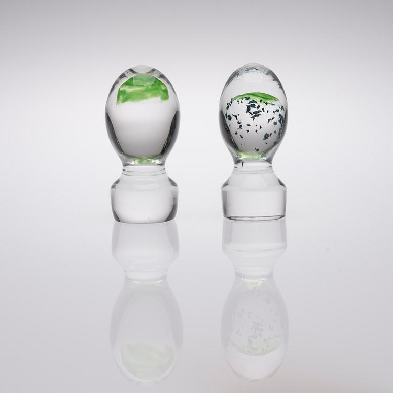 KONSTGLAS / BREVPRESS, 2 st, glas, "Kuukuna", signerade Nanny Still, Riihimäen Lasi.