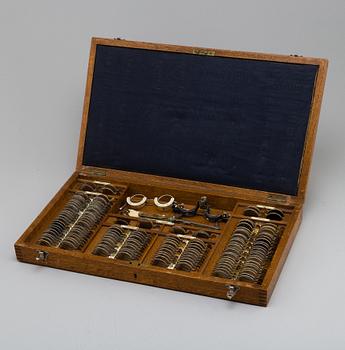 INSTRUMENT FÖR OPTIKER, troligen England, 1900-talets första hälft.
