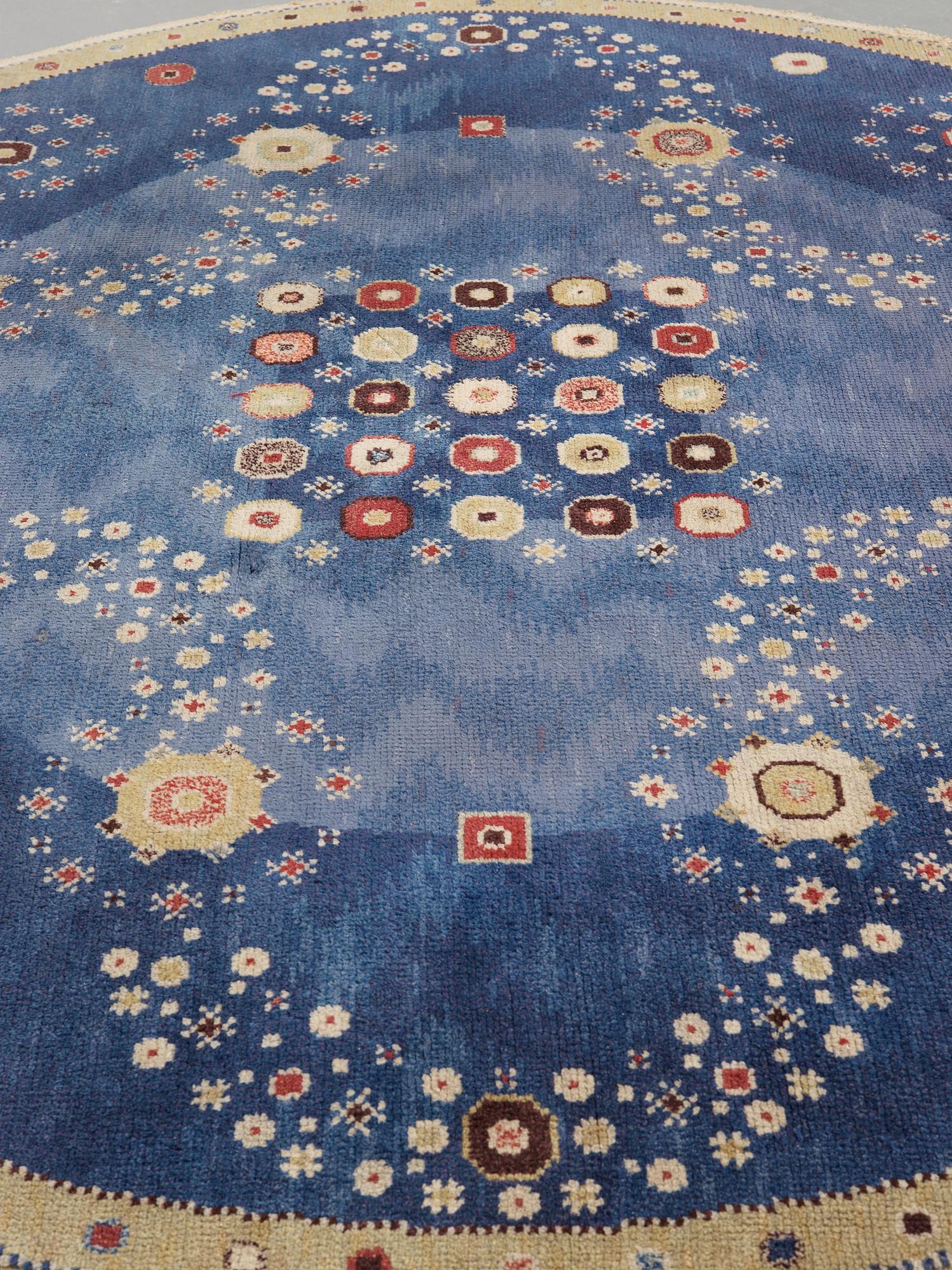 Barbro Nilsson, MATTA. "Blå rabatten". Rund. Flossa. Diameter 291-302 cm. Märta Måås-Fjetterström AB, Barbro Nilsson. Osignerad.
