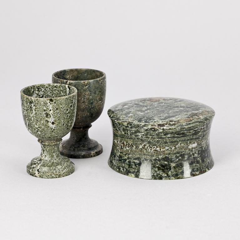 DOSA samt ÄGGKOPPAR, 2 st, kolmårdsmarmor, 1800/1900-tal.