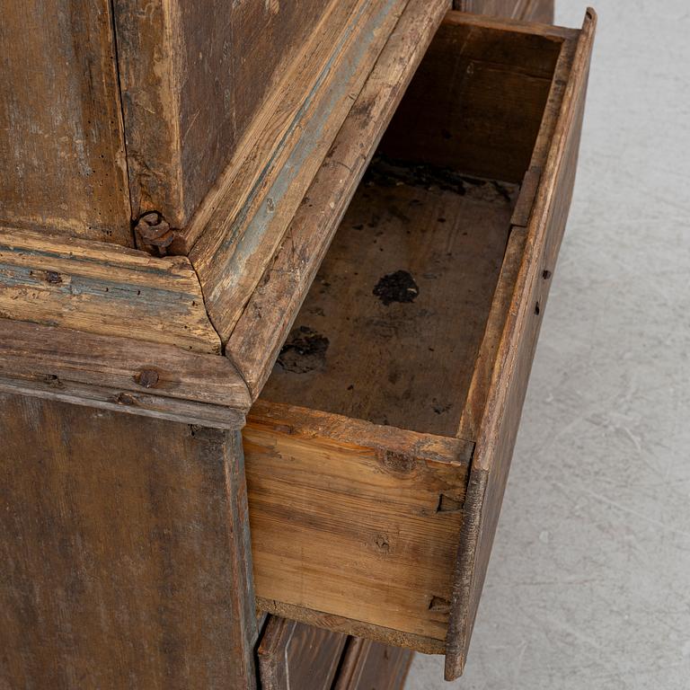 A folk-art cabinet attributed to  "Gammelmålaren" Anders Nilsson (Brunskog, 1807–1889).