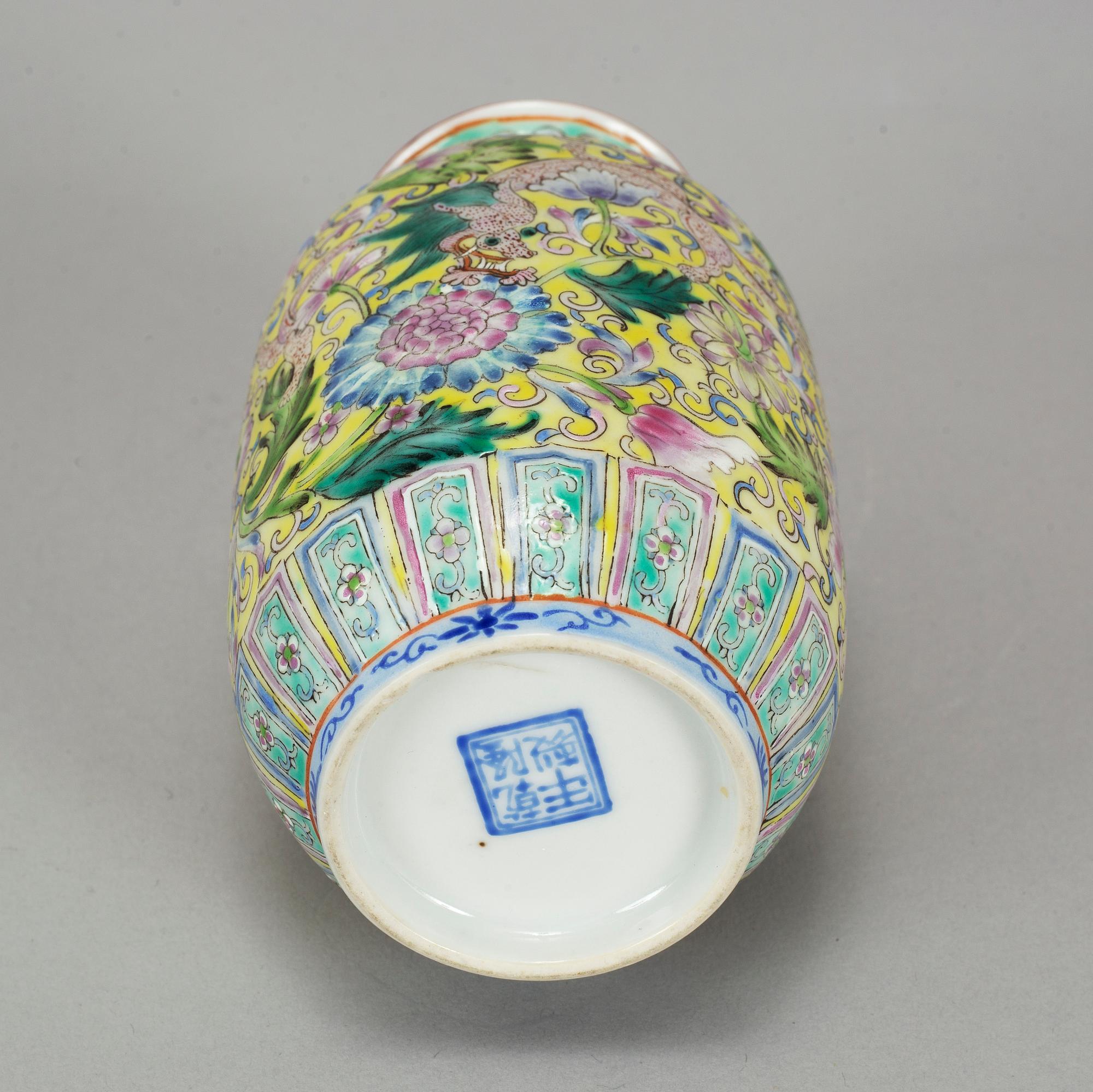 VAS, porslin, Kina, 1900-tal.