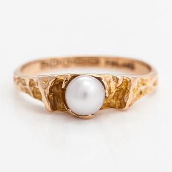 Björn Weckström, A 14K gold and cultured pearl ring 'Small word' for Lapponia 1969.