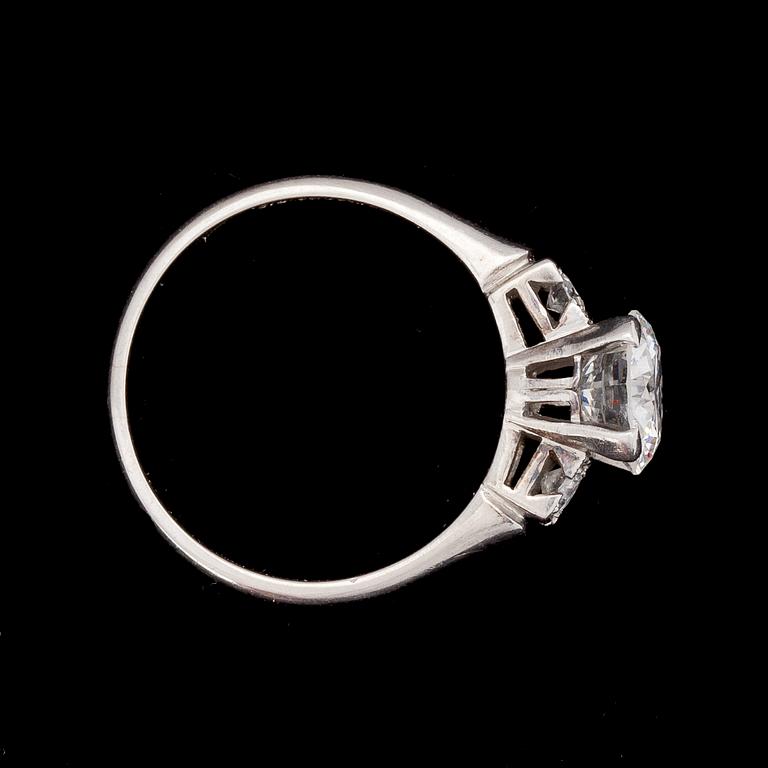 A brilliant cut diamond ring, app. 1.50 cts, set with two small diamonds.