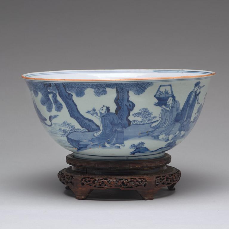 A large blue and white bowl, Transition, 17th century.