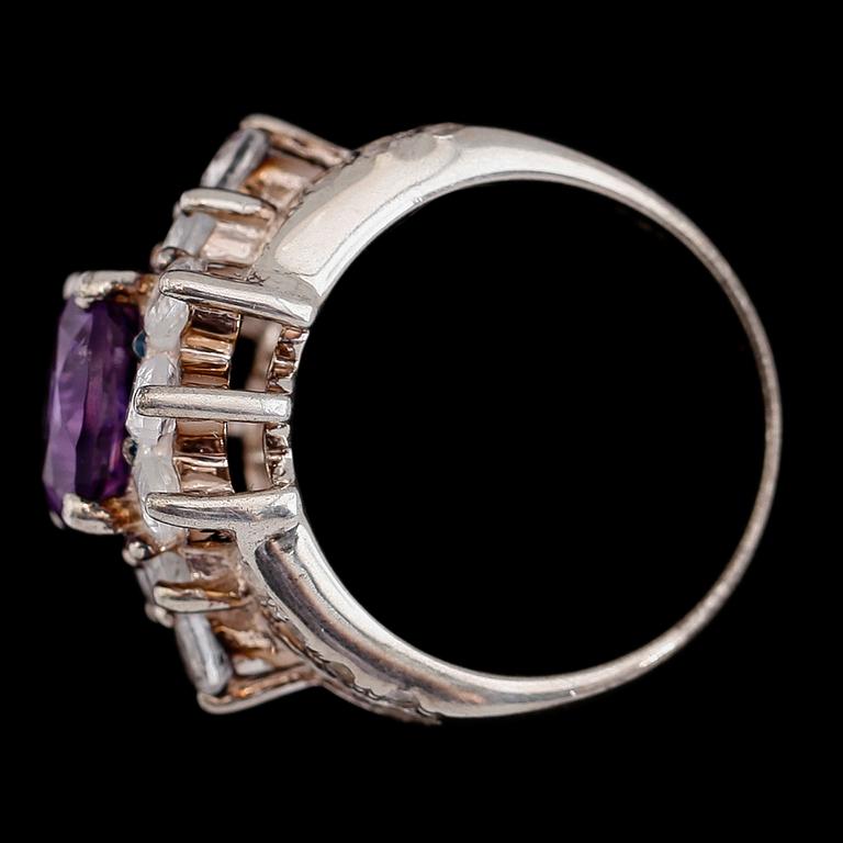 RING, sterlingsilver, ametist ca 3.50 ct, vita topaser tot ca 2.00 ct.