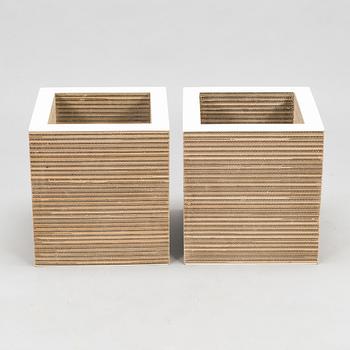 Frank Gehry, "Cube", 2 kpl, Easy Edge -sarja, Vitra. Sarja muotoiltu 1972.
