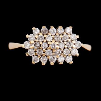 RING, 9 k guld med diamanter. Total vikt ca 4 gram.