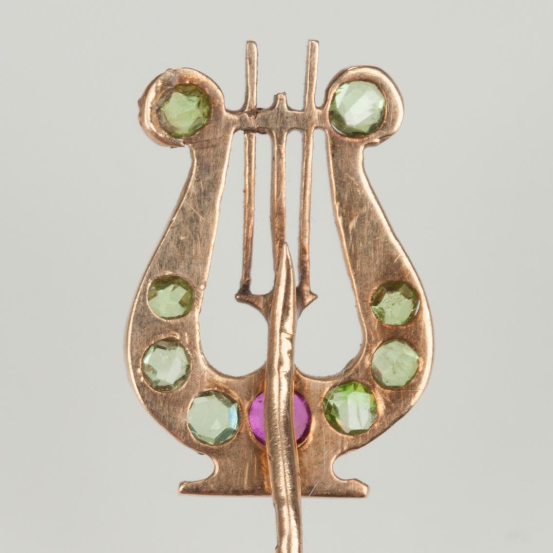 BROSCHNÅL, guld 14K (56), små smaragder och en rubin. Ryssland, sekelskiftet 1800/1900-tal.