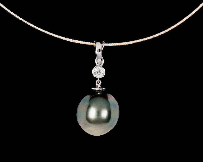 PENDANT, cultured Tahiti pearl, app 14,7 mm, brilliant cut diamond, app. 0.15 cts.