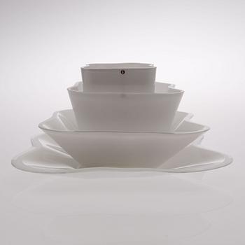 ALVAR AALTO, GLASS SCULPTURE, 4 PIECES. The Aalto Flower. Signed Alvar Aalto, the lower dish numbered 19/1986. Iittala.