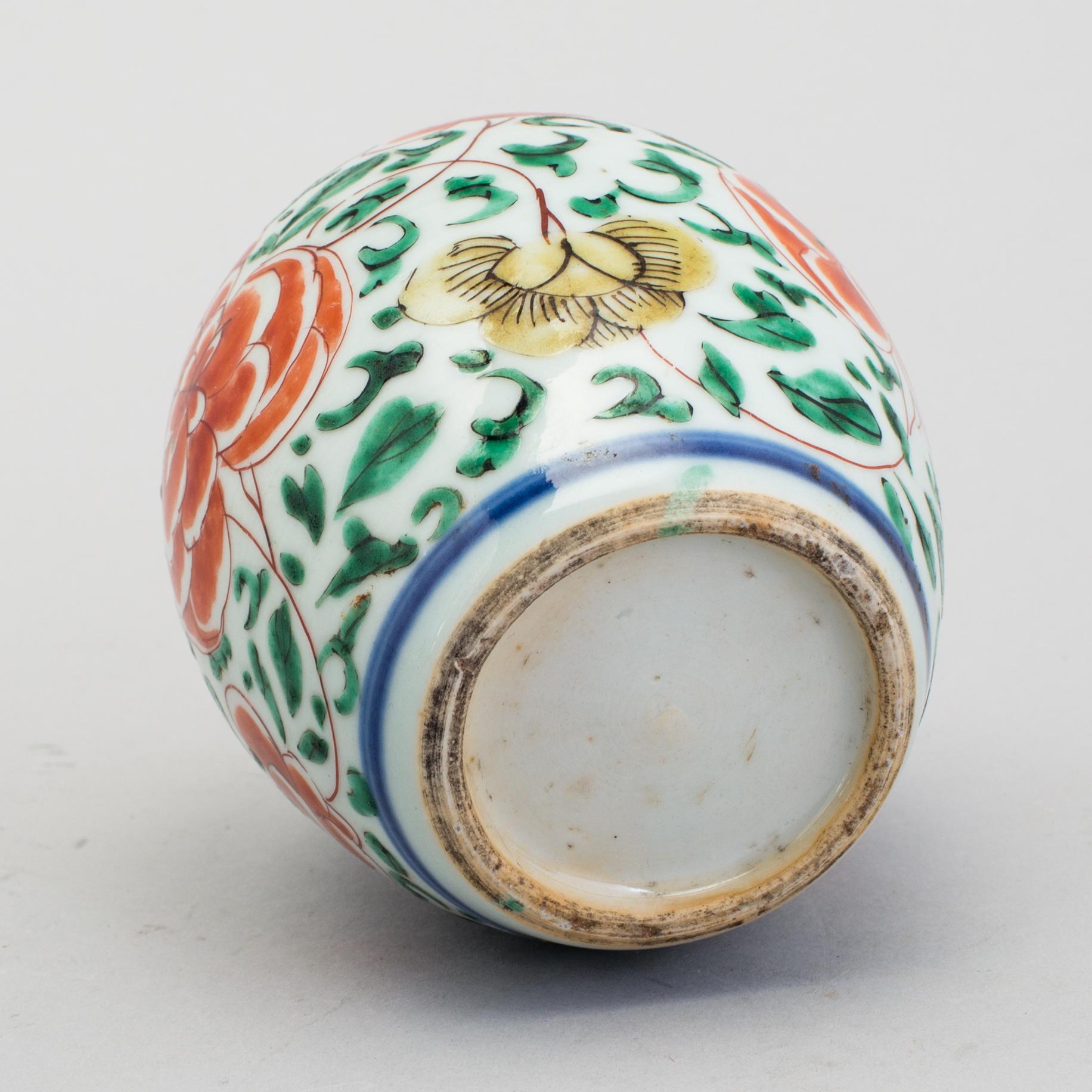 A Chinese porcelain wucai jarlet, Ming dynasty, 17th century.