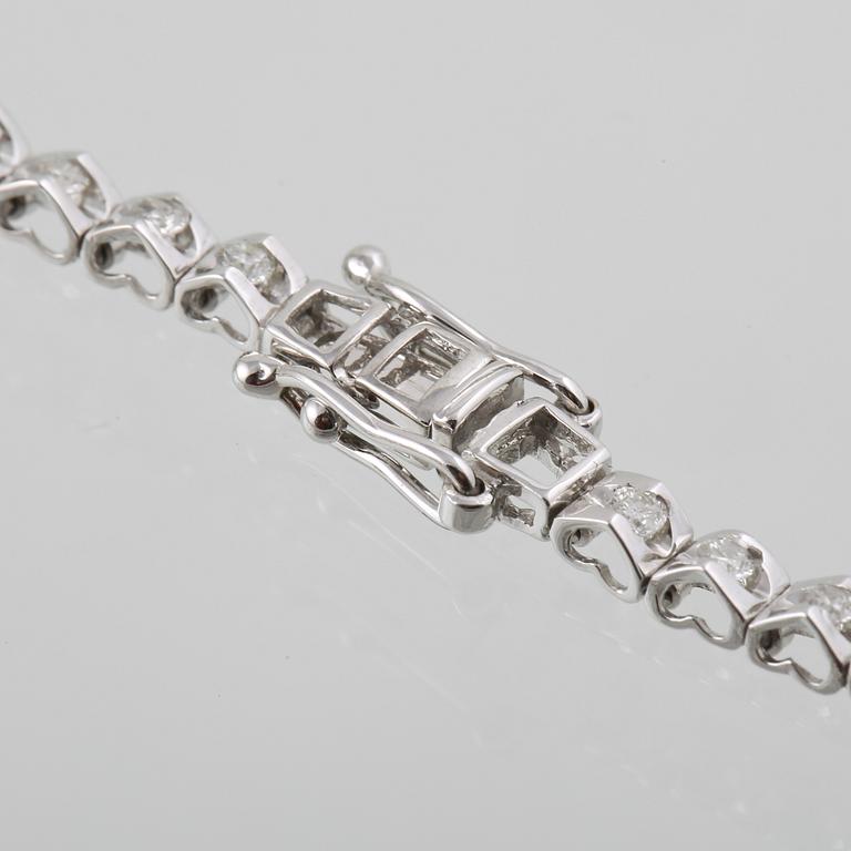 ARMBAND, 18K vitguld med briljantslipade diamanter ca 0.93 ct. Vikt 4,8 gram.