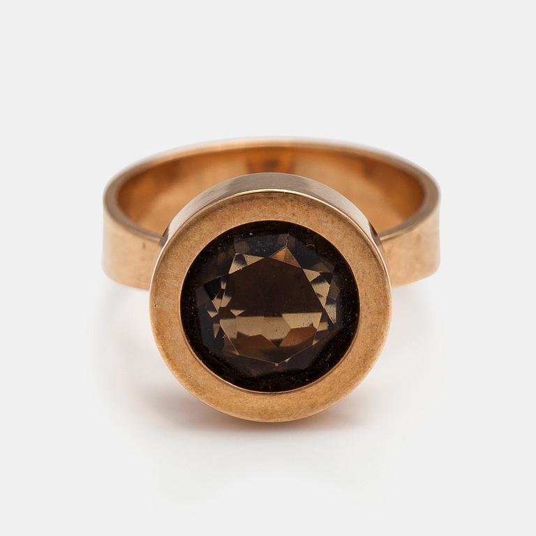 Elis Kauppi, A 14K gold ring with smoky quartz. Kupittaan kulta, Turku 1972.