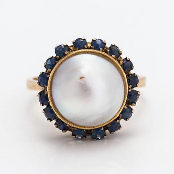 An 18K gold ring with a pearl and sapphires. Finland 1967.