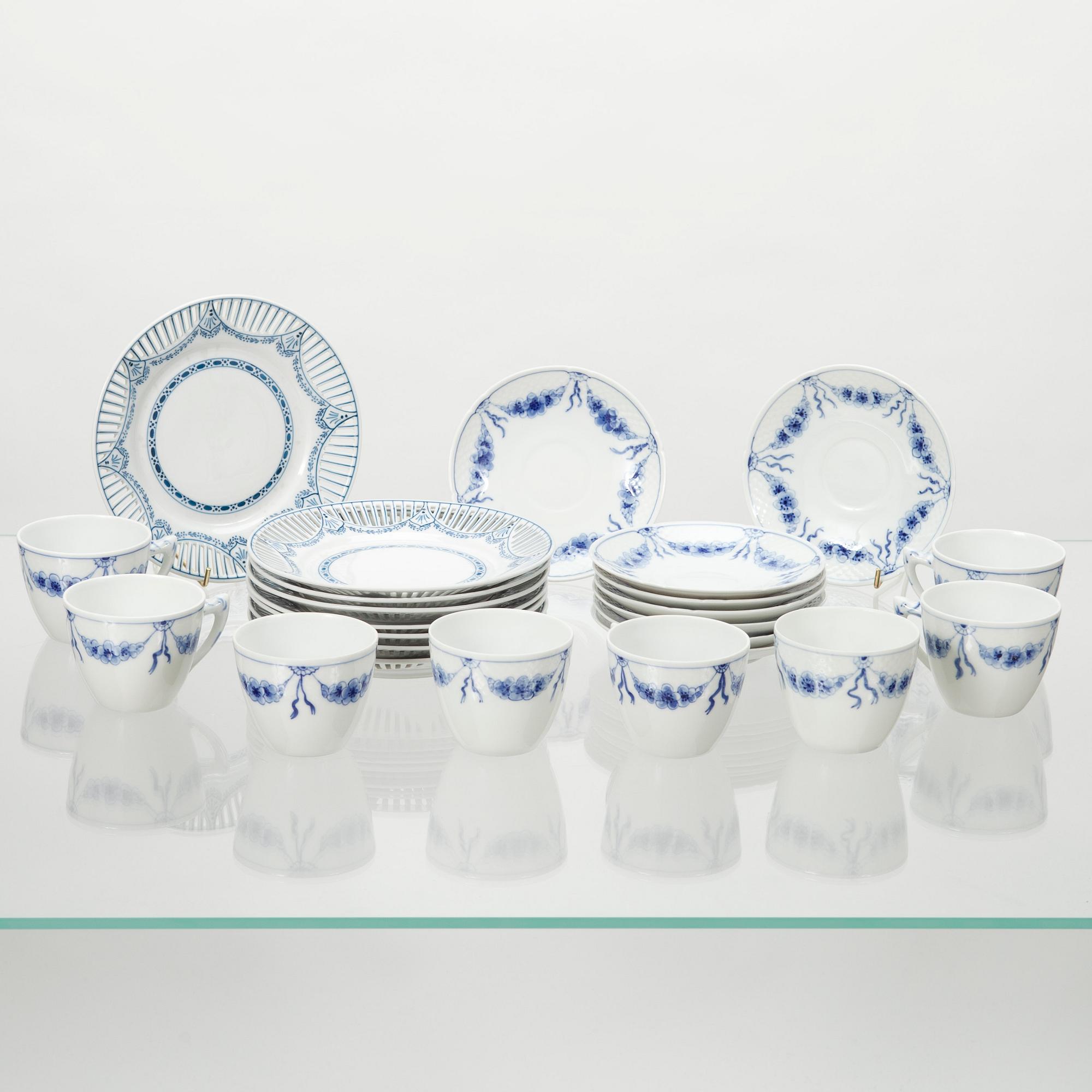 KAFFEKOPPAR MED FAT, 8 st, och ASSIETTER, 8 st, porslin, Danmark och Tyskland 1900-tal.