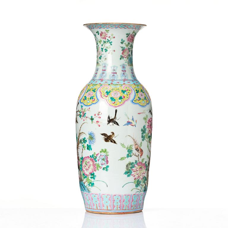 A large famille rose vase, Qing dynasty, 19th century.