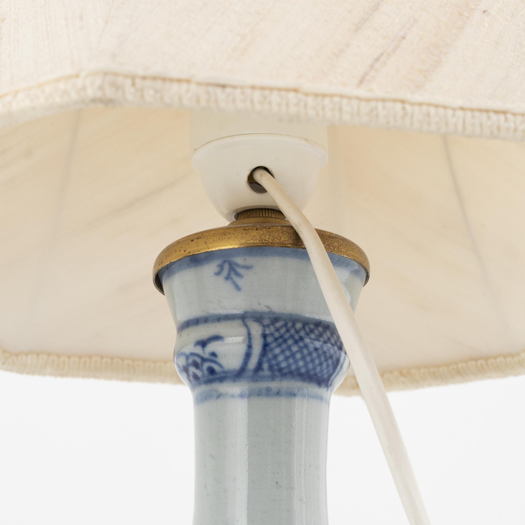 Vaser/bordslampor, 2 st, porslin, Kina, 1700-1800-tal.