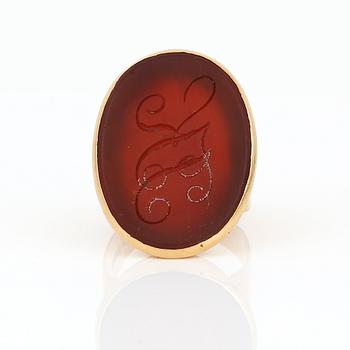 SIGILLRING, 18K guld med karneol, C A Eklund, Åmål, omkring sekelskiftet 1900-tals. Total vikt 10,86 g.