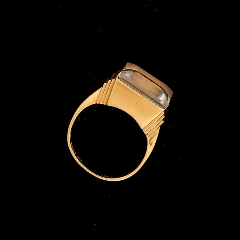 RING, 18k guld med bergkristall. 1967. Vikt ca 6 g.