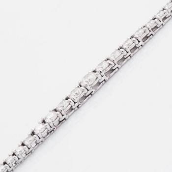 An 18K white gold necklace set with round brilliant-cut diamonds.