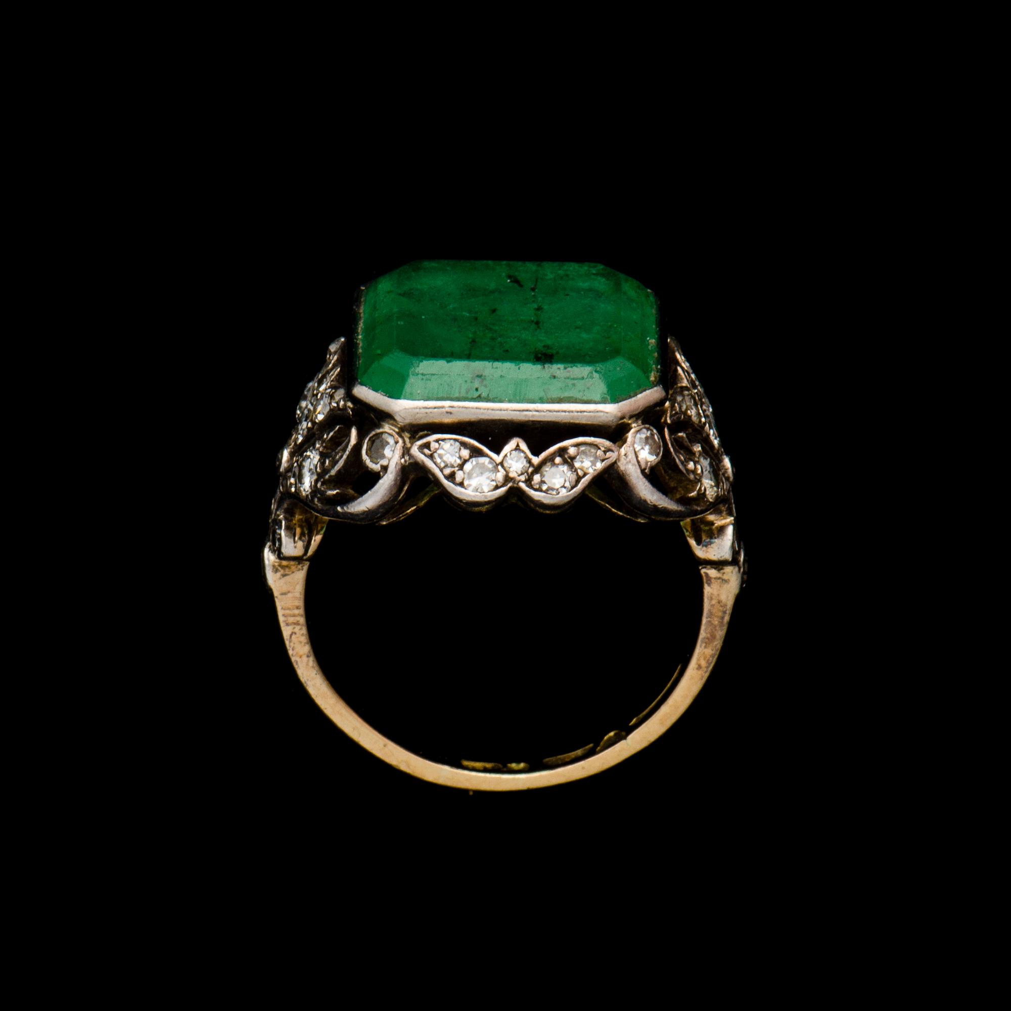 RING, 18K guld, smaragd, diamanter. Vikt ca 6,2 g.