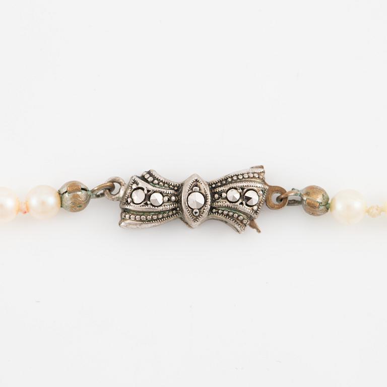 Pärlcollier, tre stycken, odlade pärlor, lås silver, varav ett saknar lås.