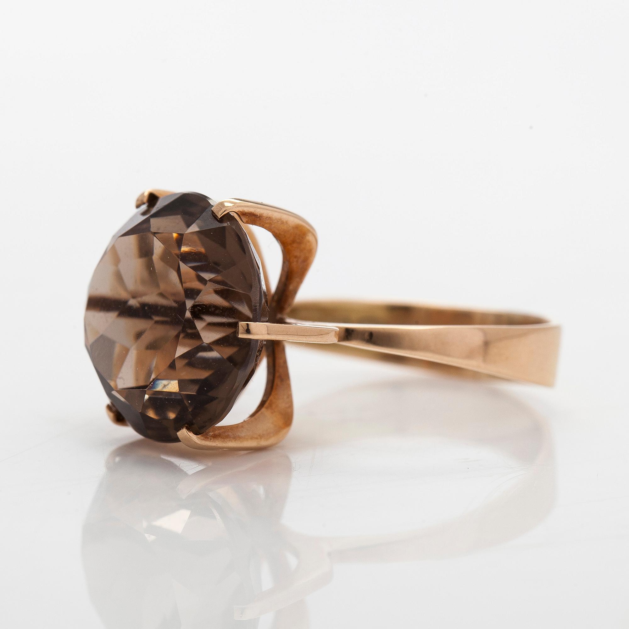 Ring, 14K guld, rökkvarts. Westerback, Helsingfors 1964.