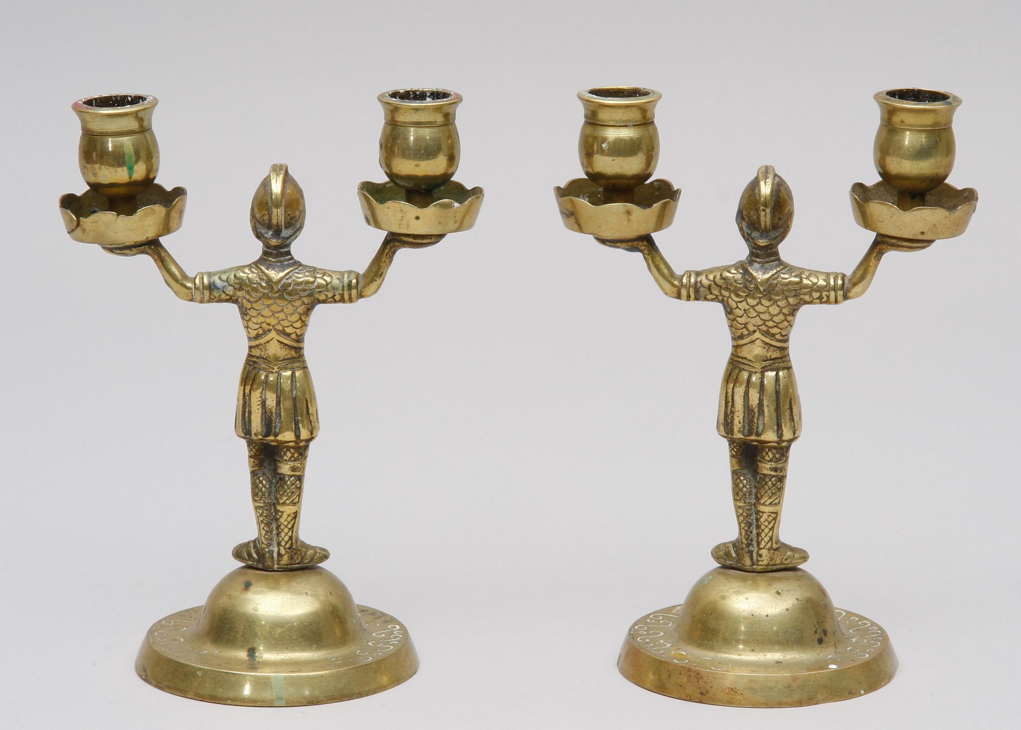 KANDELABRAR, ett par. Mässing.