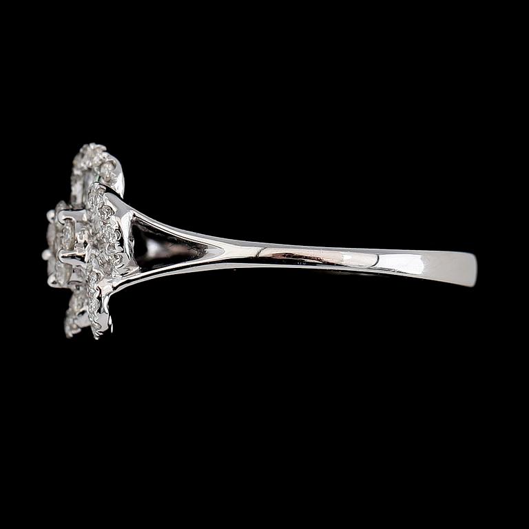 RING, 18K vitguld, diamanter tot ca 0.37 ct.