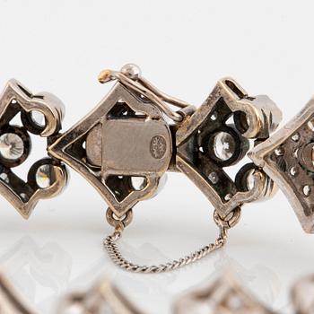 An 18K white gold bracelet set with round brilliant-cut diamonds.