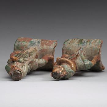 TAKTEGEL, två stycken, keramik. Mingdynastin (1368-1644).