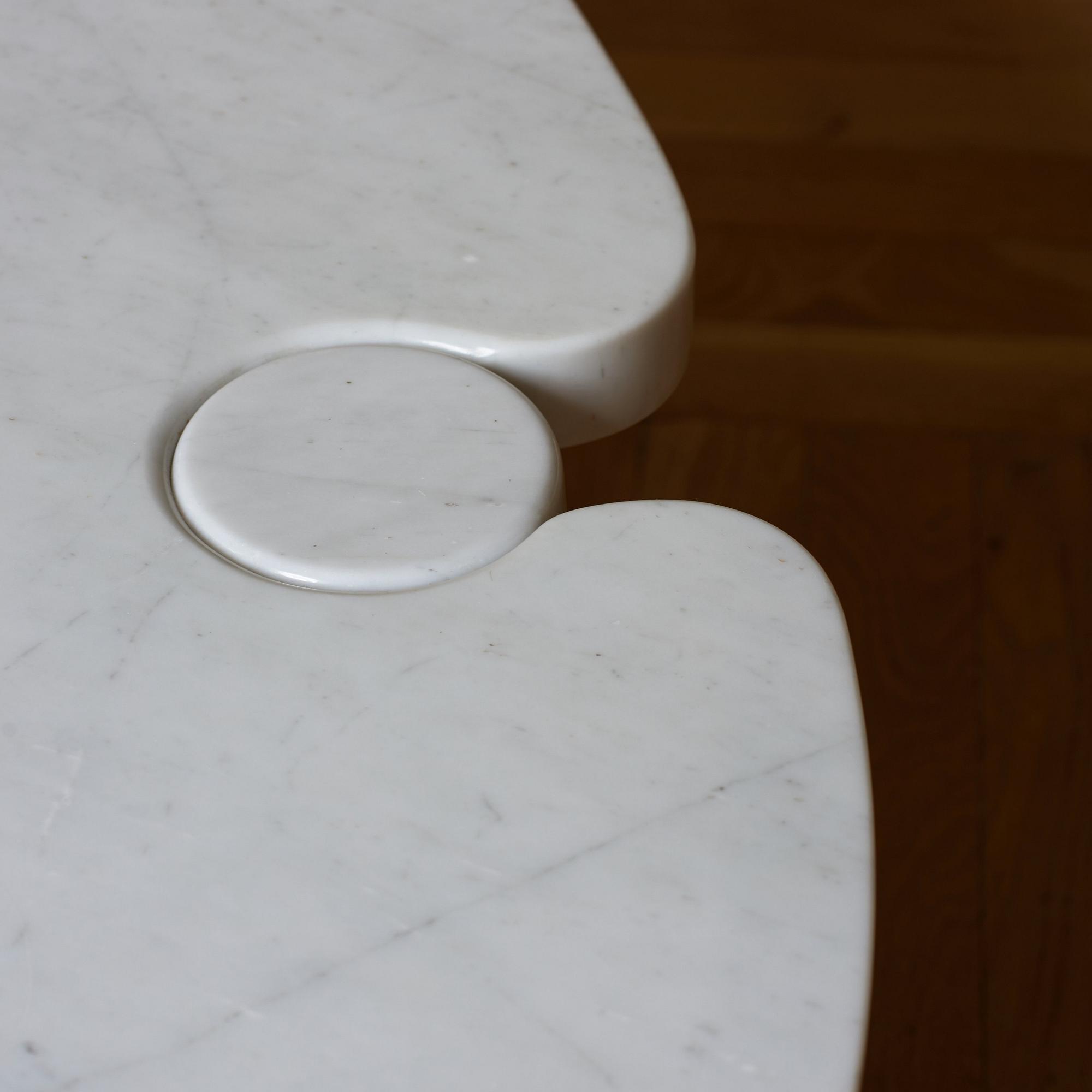 Angelo Mangiarotti, a carrara marble "Eros" sofa table for Skipper, Italy 1970-80's.