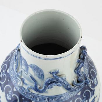 A blue and white porcleain vase, late Qing dynasty/20th century.