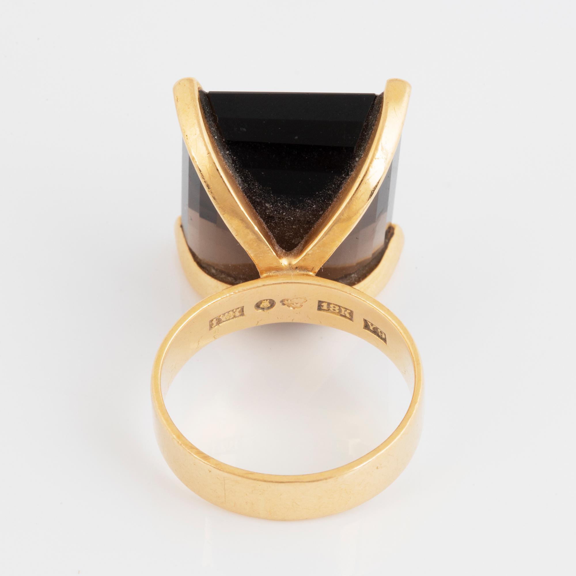 18K gold and smoky quartz ring.