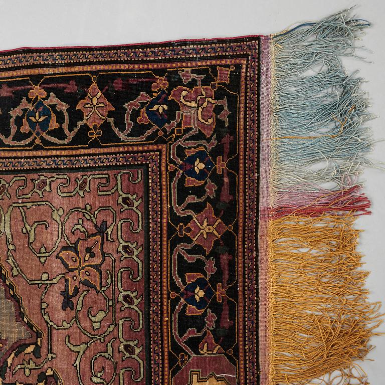 MATTA, antik/semiantik silke Keshan Souf, sannolikt Motachem, ca 112,5 x 100-93 cm (samt överst 1½ cm slätväv).