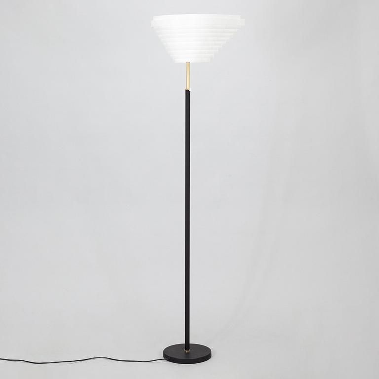 Alvar Aalto, golvlampa A 805 "Änglavinge", Artek, 2000-tal.