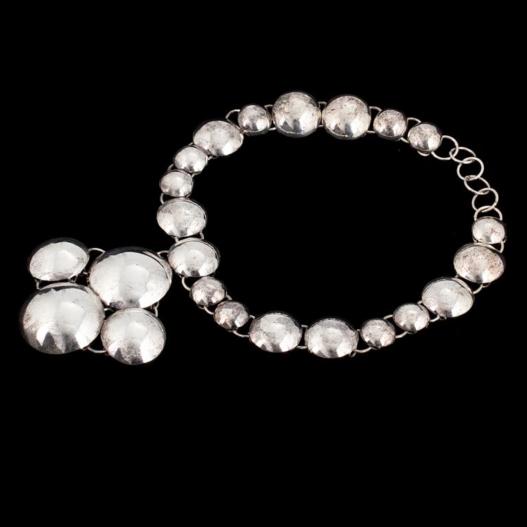 HALSBAND, silver, enligt uppgifter Charlotte Bonde.