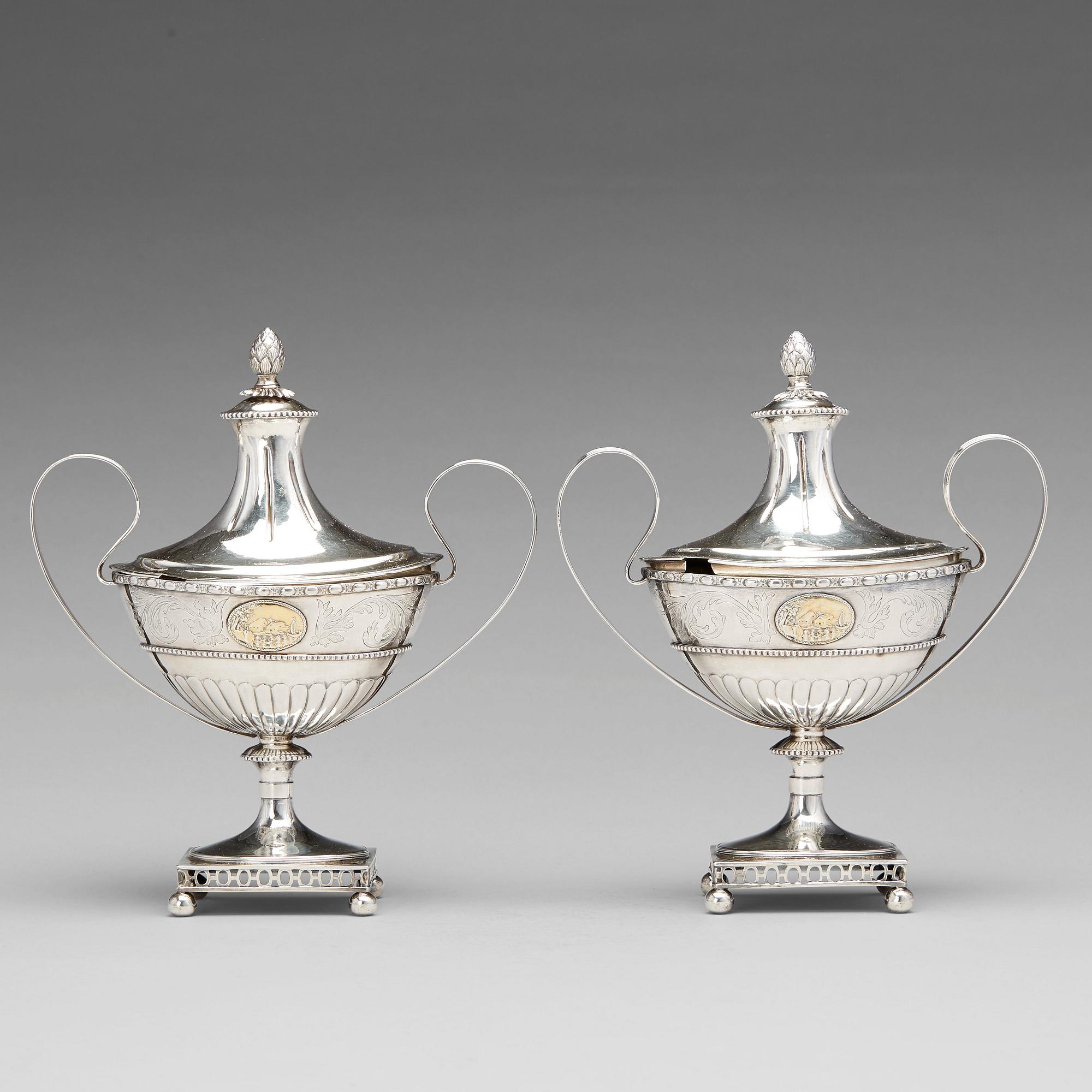 Hans Lyberg, sockerskålar med lock, ett par, silver, Borås 1805. Sengustavianska.