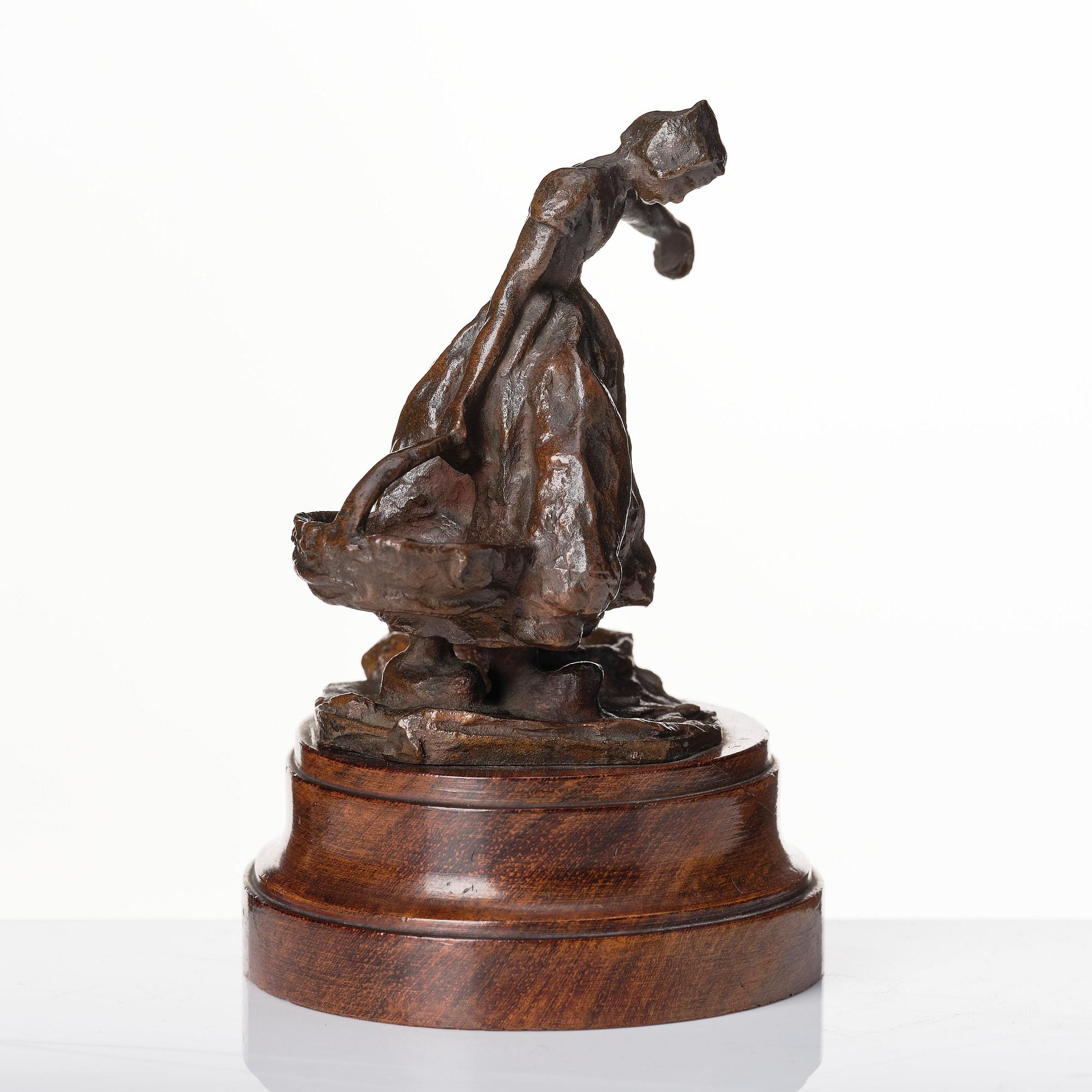 Carl Milles, Woman carrying water (for salt and pepper).
