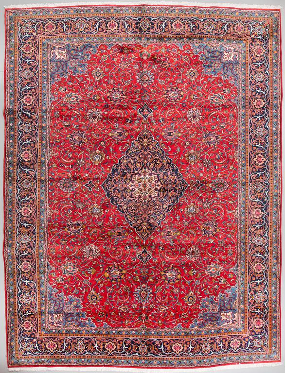 A Sarouk rug, 394 x 295 cm.