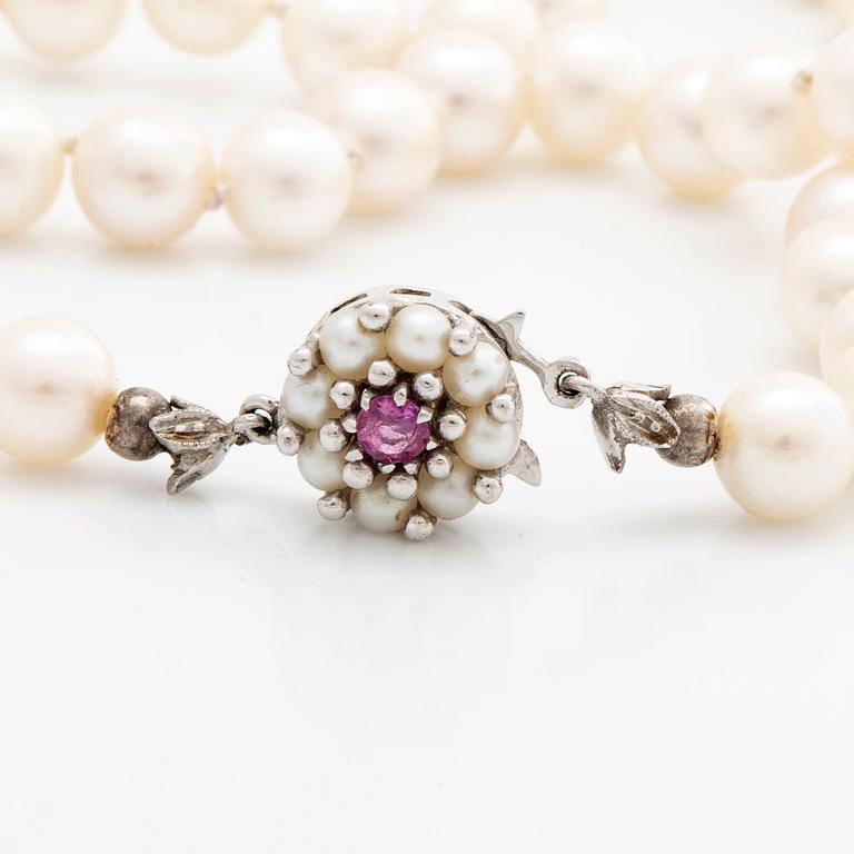 PEARL NECKLACE, cultured pearls approx 7 mm, clasp 18k whitegold cultured pearls and 1 ruby, approx length 93 cm.